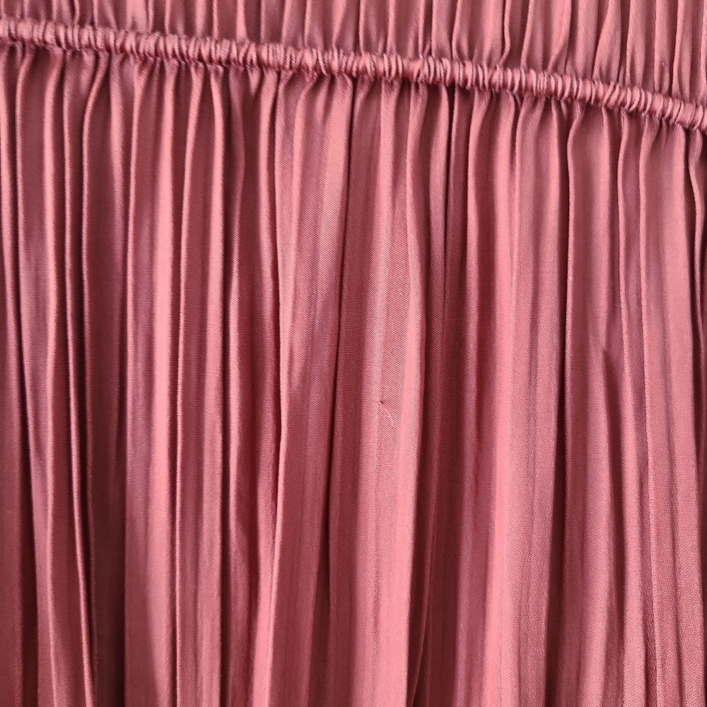 Frame Full Pleated Top - Picture 8 of 10